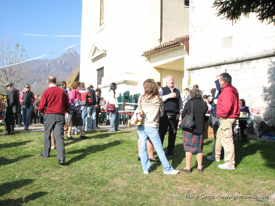 sagra-strachitunt 016.jpg - Il sagrato della chiesa di Pizzino incomincia ad essere pacificamente 'invaso'